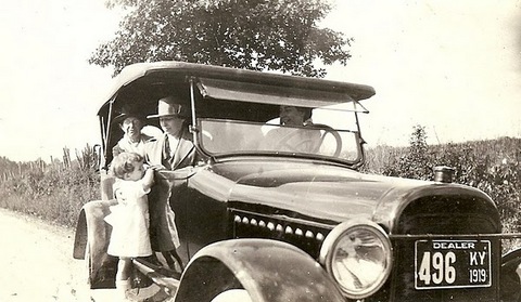 1919-family car, Dorothy (3yrs) on running board.jpg